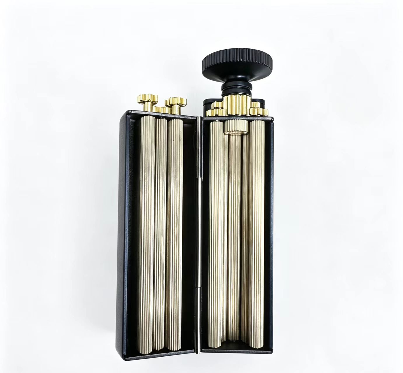 BLACK AND GOLD - Image 3
